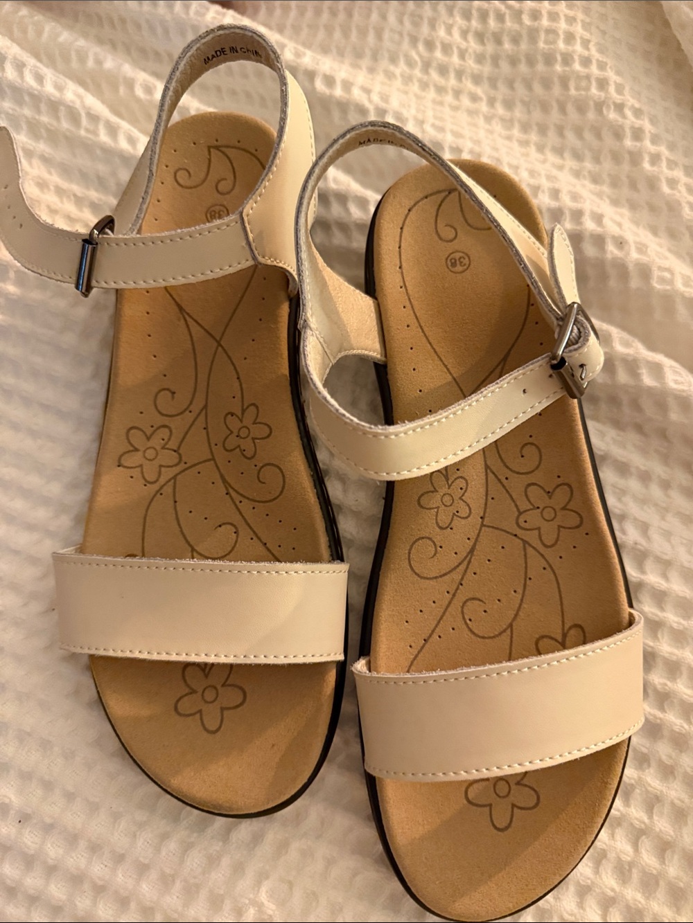 Tan sandal’s